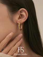 Load image into Gallery viewer, Twisted Hoop Earrings
